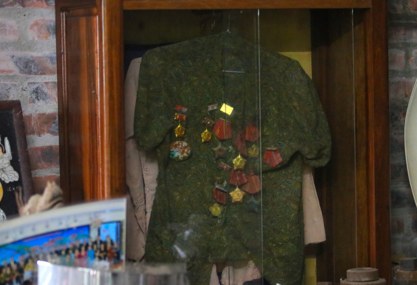 Xuất thân từ gia đình có ba anh em là liệt sĩ, ông Hoan hiểu sâu sắc giá trị của hòa bình. Chính vì thế mà chiếc áo của mẹ, các huân, huy chương Nhà nước trao tặng đều được ông giữ gìn cẩn thận trong chiếc tủ kính như báu vật thiêng liêng vô giá.