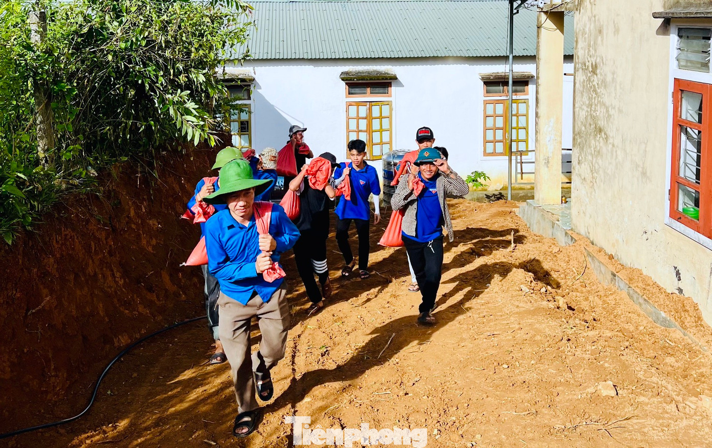 Hai ngày qua, Đoàn xã Nhôn Mai (huyện Tương Dương, Nghệ An) đã huy động hàng chục đoàn viên thanh niên xã phối hợp với Ban Chỉ huy Quân sự xã Nhôn Mai triển khai làm mới con đường đến trường Phổ thông Dân tộc Bán trú (PTDTBT) Tiểu học xã Nhôn Mai. Hai ngày qua, Đoàn xã Nhôn Mai (huyện Tương Dương, Nghệ An) đã huy động hàng chục đoàn viên thanh niên xã phối hợp với Ban Chỉ huy Quân sự xã Nhôn Mai triển khai làm mới con đường đến trường Phổ thông Dân tộc Bán trú (PTDTBT) Tiểu học xã Nhôn Mai.