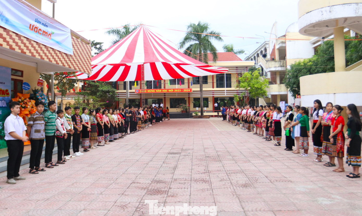 Các học sinh tại trường THPT DTNT Nghệ An chuẩn bị cho lễ khai giảng sáng 5/9.