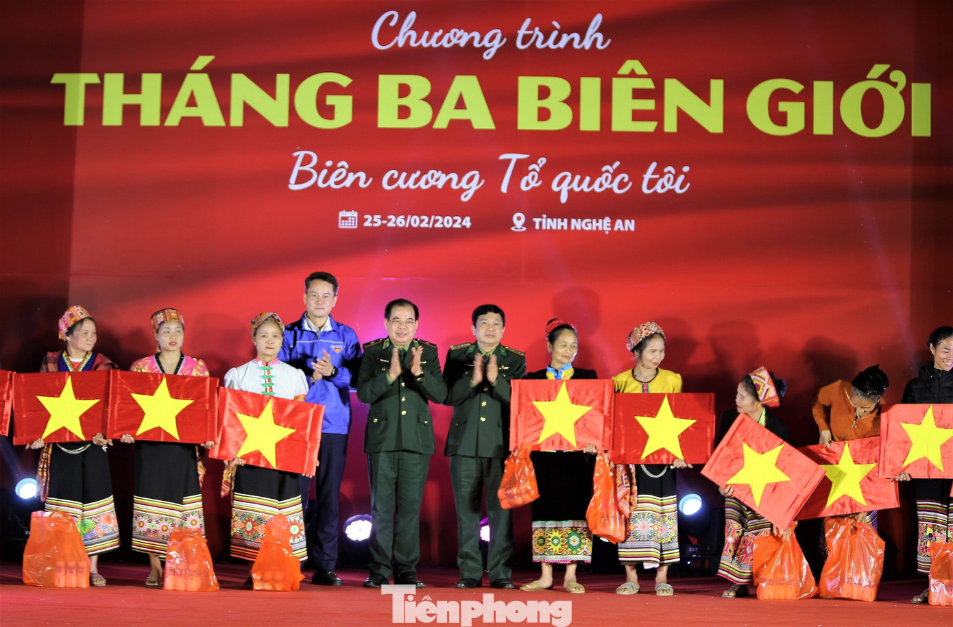 Ban tổ chức trao tặng 300 lá cờ Tổ quốc cho các hộ gia đình trên địa bàn các xã giáp biên.