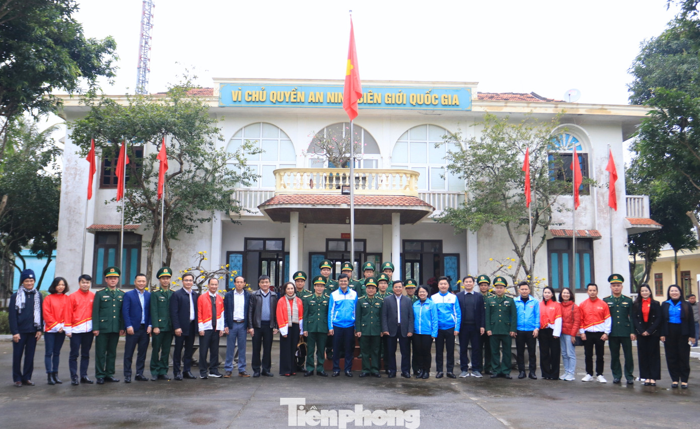 Các đại biểu chụp hình lưu niệm tại Đồn Biên phòng Diễn Thành.