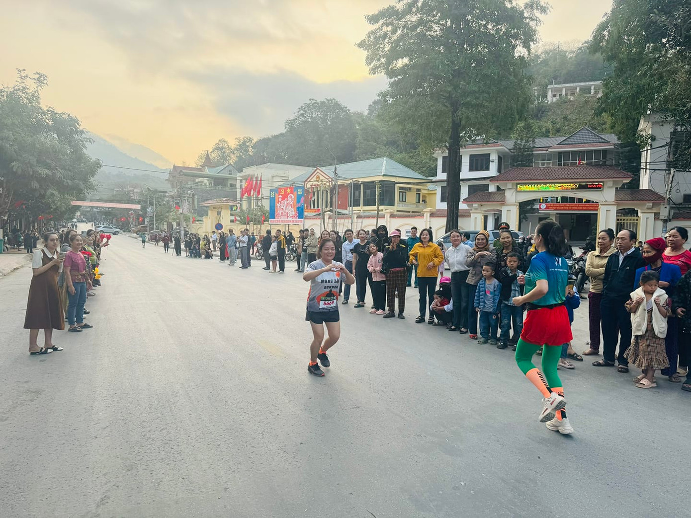 Người dân hai bên đường đứng cổ vũ các vận động viên chạy rất đông.