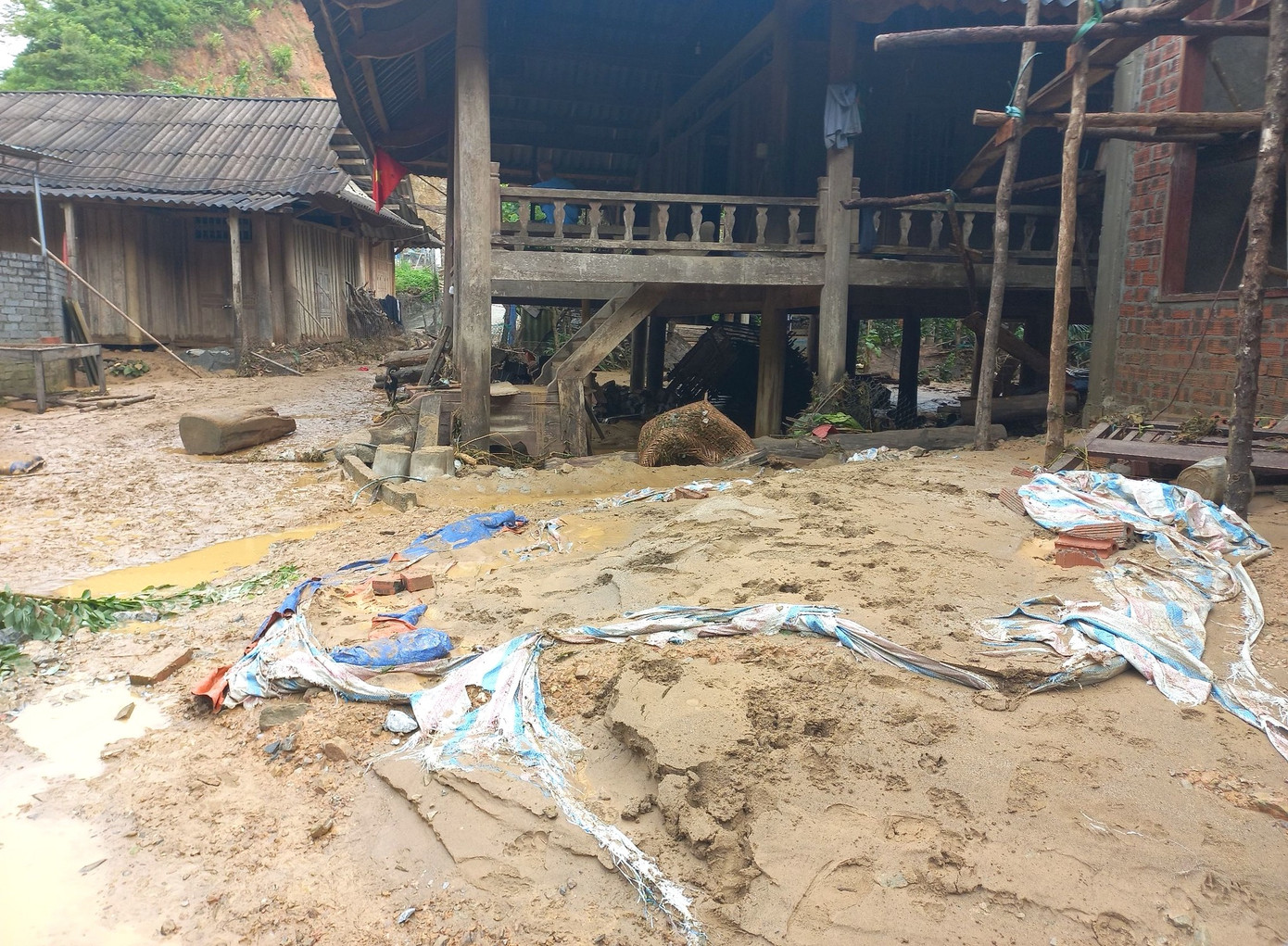 Có 55 ngôi nhà ở xã Lượng Minh bị bùn đất tràn, ngập vào nhà gây hư hỏng tài sản.