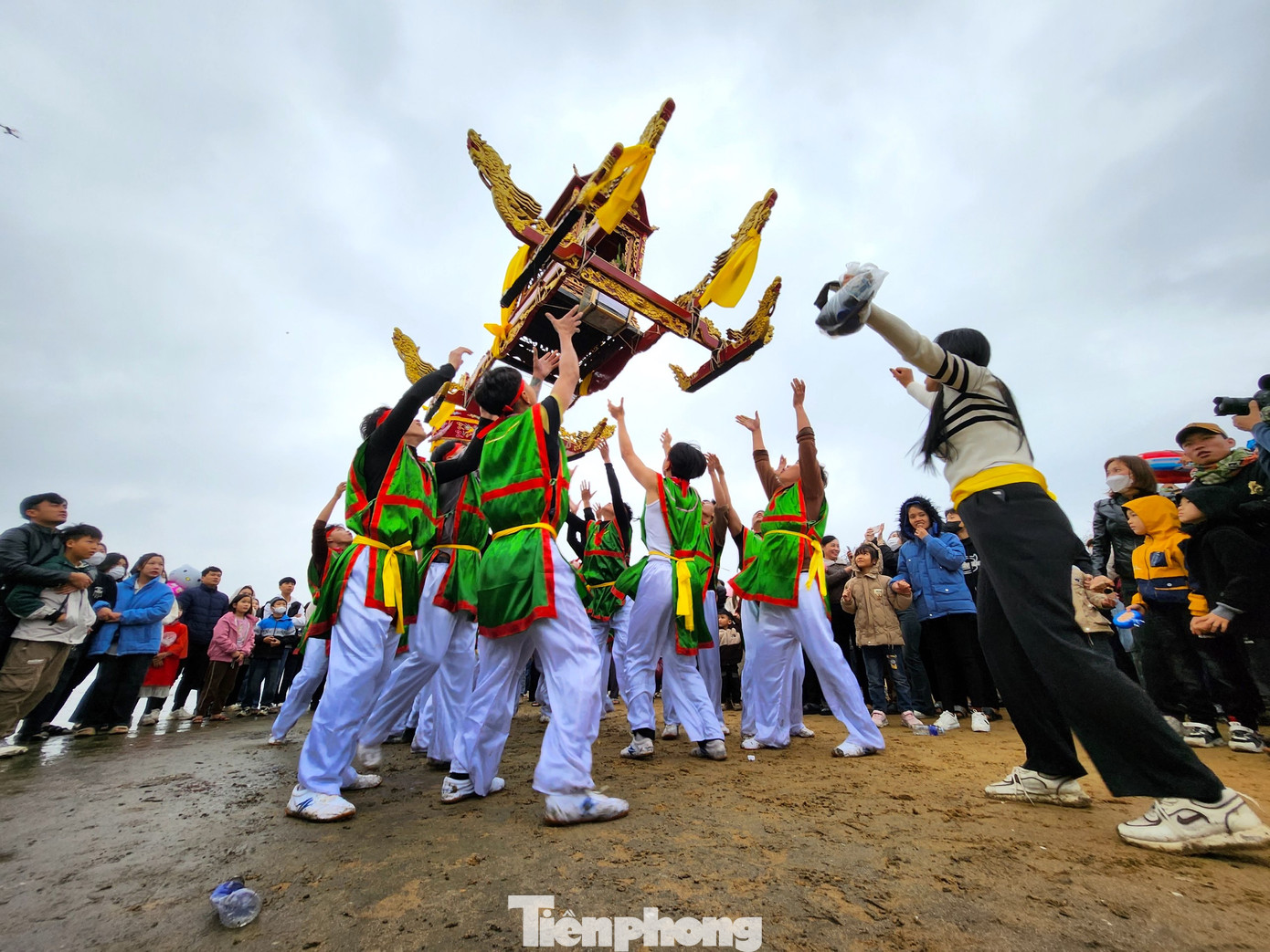 Các đoàn rước kiệu khi đi, khi chạy, khi tung kiệu lên không trung.