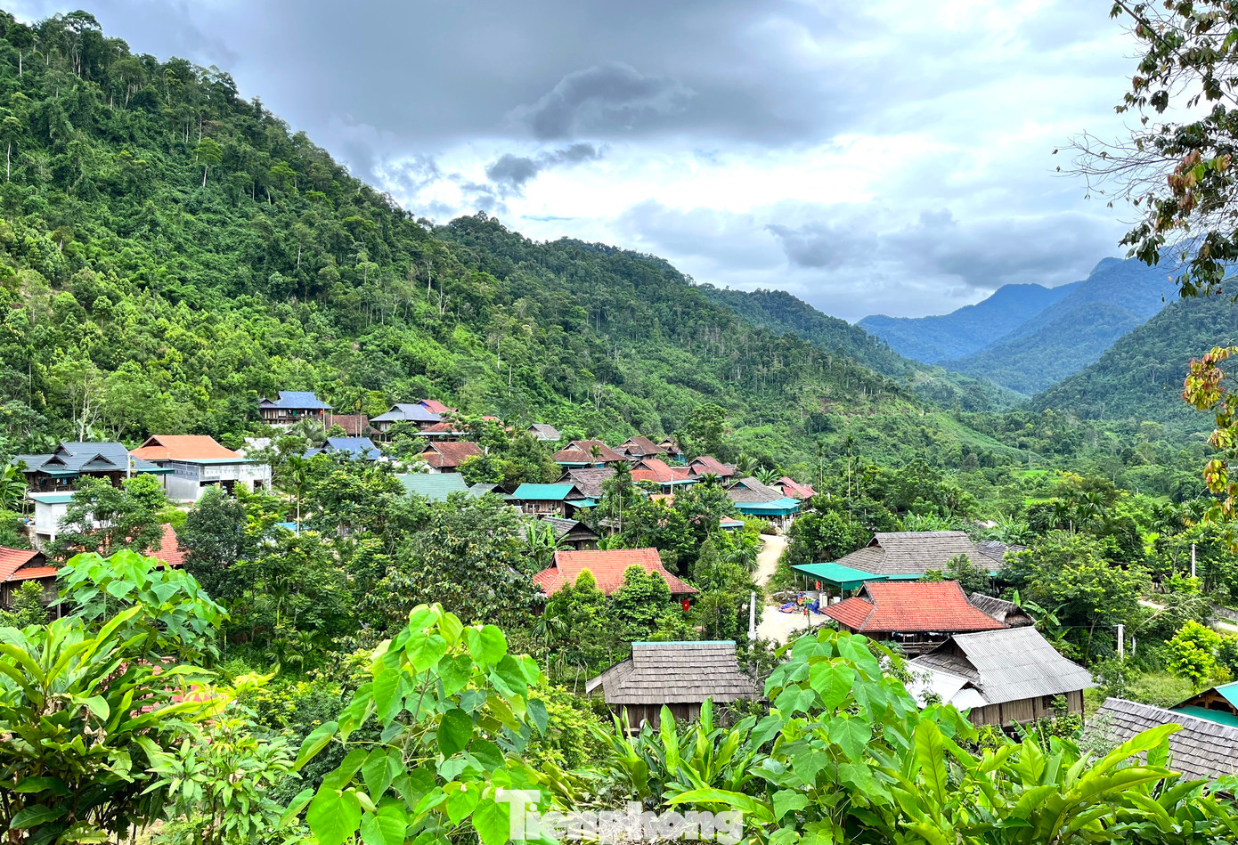 Nhìn từ xa, những mái nhà sàn của người Thái cổ ở Mường Đán hiện lên rõ nét trong màu xanh của núi rừng bao la.