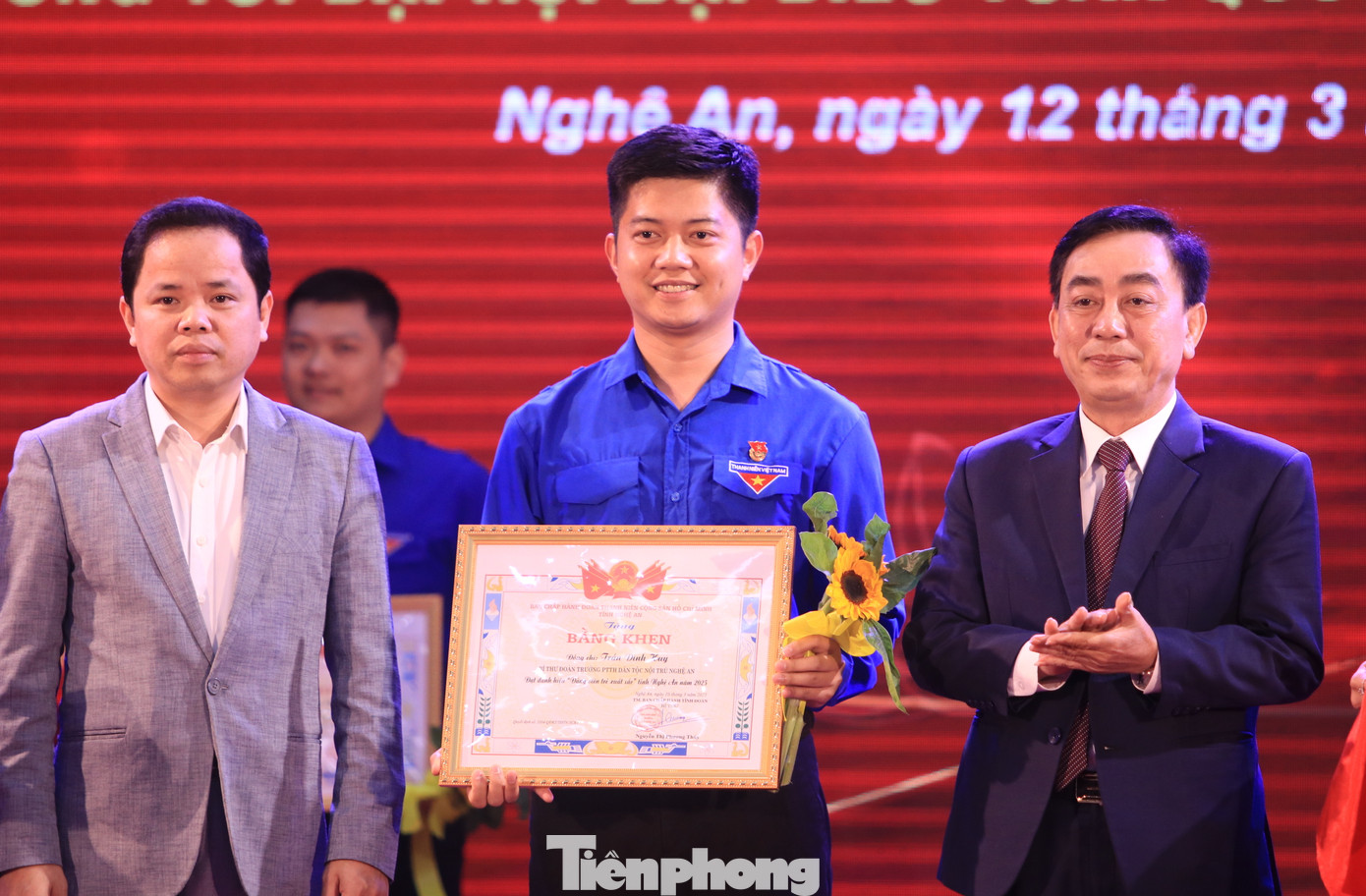 92 cá nhân được tuyên dương đều là những đảng viên trẻ, cán bộ Đoàn, Hội, Đội xuất sắc, thanh niên, chức sắc tôn giáo tiêu biểu. 92 cá nhân được tuyên dương đều là những đảng viên trẻ, cán bộ Đoàn, Hội, Đội xuất sắc, thanh niên, chức sắc tôn giáo tiêu biểu.