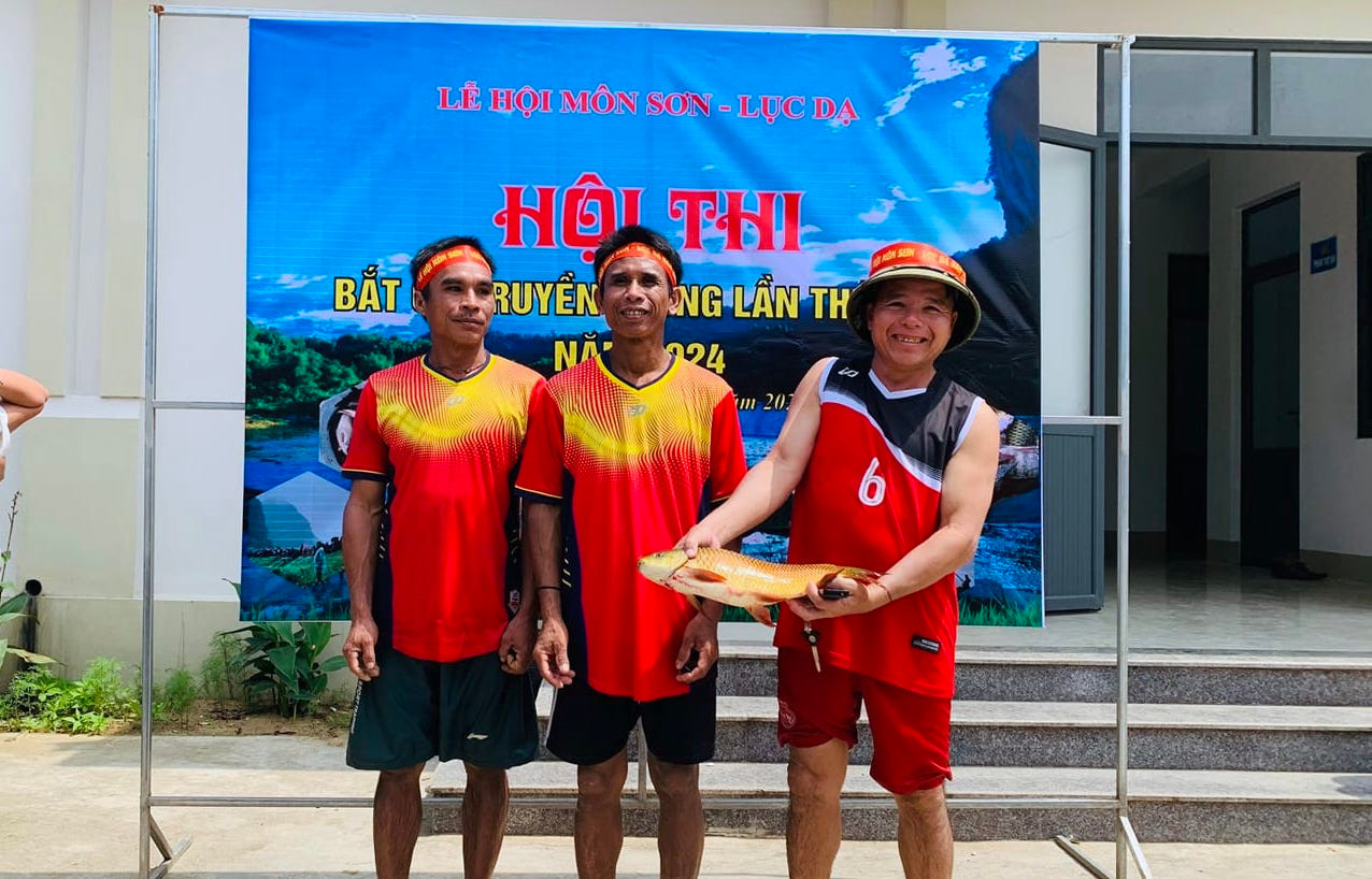 Sau hơn 2 giờ đồng hồ thi bắt cá, các đội đã mang cá về khu vực Ban tổ chức để cân. Kết quả, đội Bắc Sơn giành giải nhất khi bắt được hơn 17 kg cá. Hai đội Tân Sơn và Làng Yên bắt 14-15 kg giành giải nhì và giải ba. Sau khi kết thúc, số cá này sẽ được các đội chia cho thành viên đội mình về làm thức ăn.