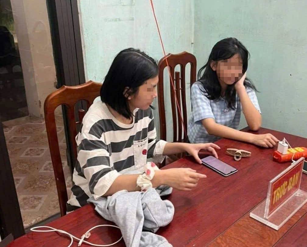 Sau khi ra Hà Nội xin việc làm thêm, 2 cháu bị nhóm môi giới việc làm đưa đi, giữ điện thoại nên mất liên lạc với gia đình. Sau khi ra Hà Nội xin việc làm thêm, 2 cháu bị nhóm môi giới việc làm đưa đi, giữ điện thoại nên mất liên lạc với gia đình.