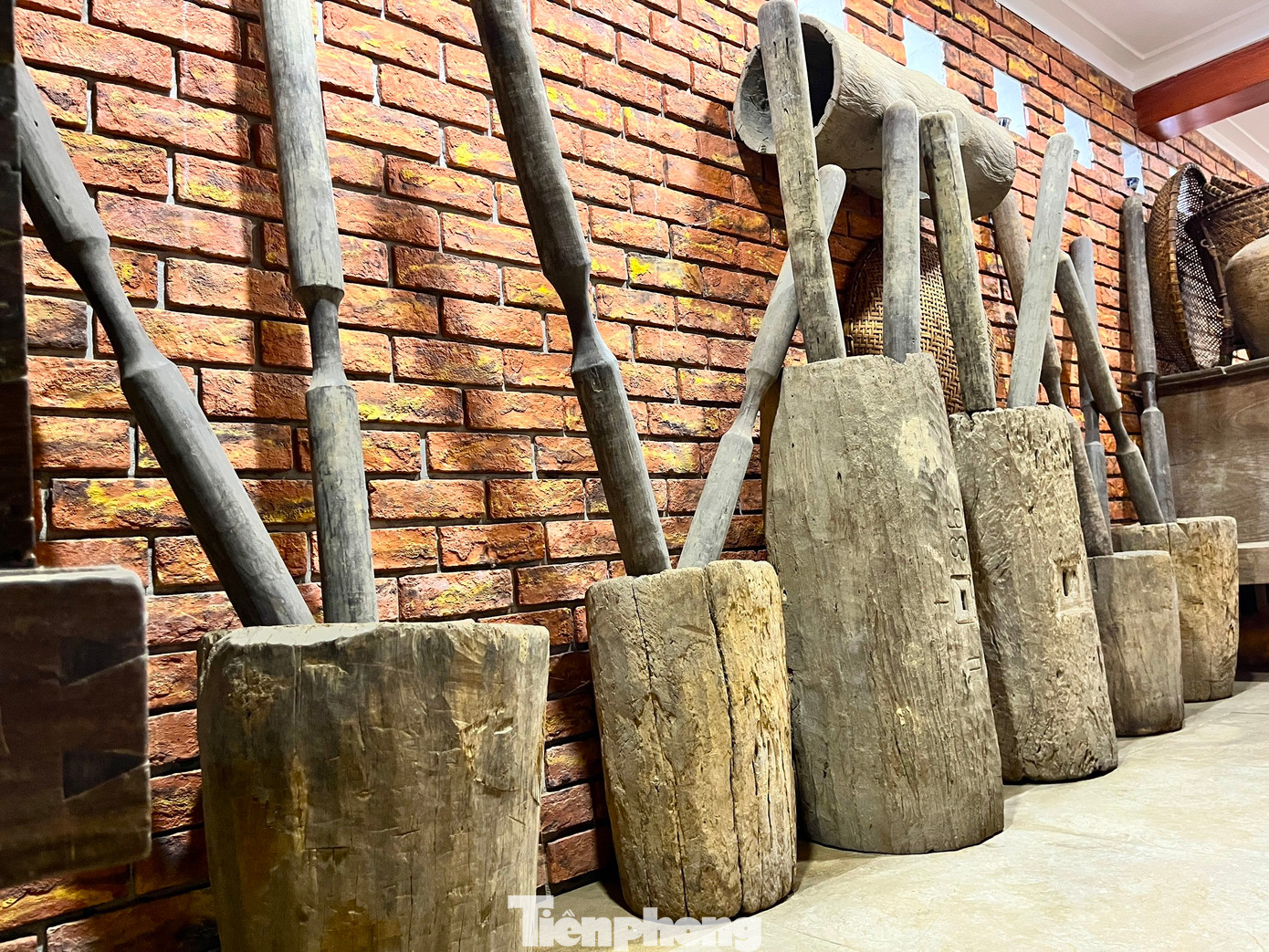 Các hiện vật được ông Phúc sắp xếp khéo léo thành từng nhóm khác nhau để tiện cho du khách khi vào tham quan.