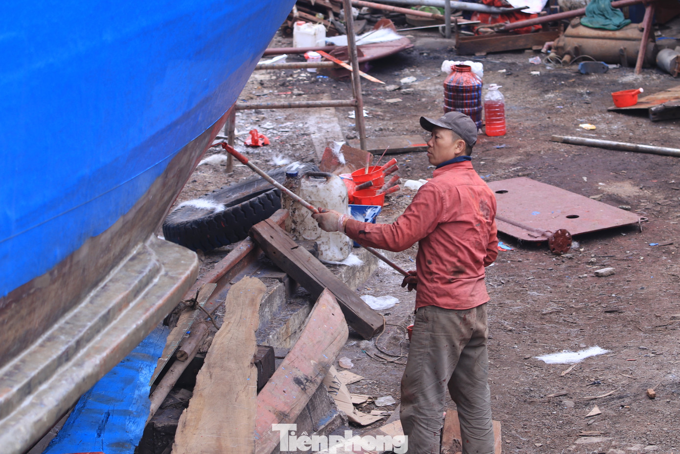 Cẩn thận sơn lại tàu cá lớn, ông Thạch Xuân Trường (54 tuổi, trú xã Diễn Ngọc, huyện Diễn Châu, tỉnh Nghệ An) cho hay, việc sơn lại một con tàu cũ rất quan trọng và cần phải có kinh nghiệm. Bởi ngoài ngoại hình đẹp cần phải đảm bảo chắc chắn, an toàn để có thể chống chọi với nước biển, sóng gió.