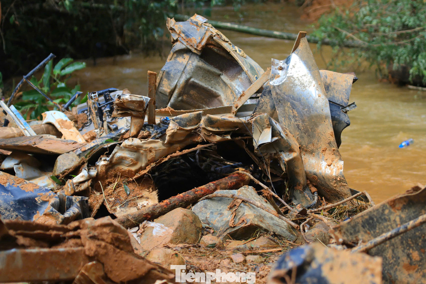 Chiếc xe đã bị đất đá vò nát, vùi lấp nhiều bộ phận khiến việc đưa chiếc xe ra khỏi hiện trường gặp rất nhiều khó khăn.