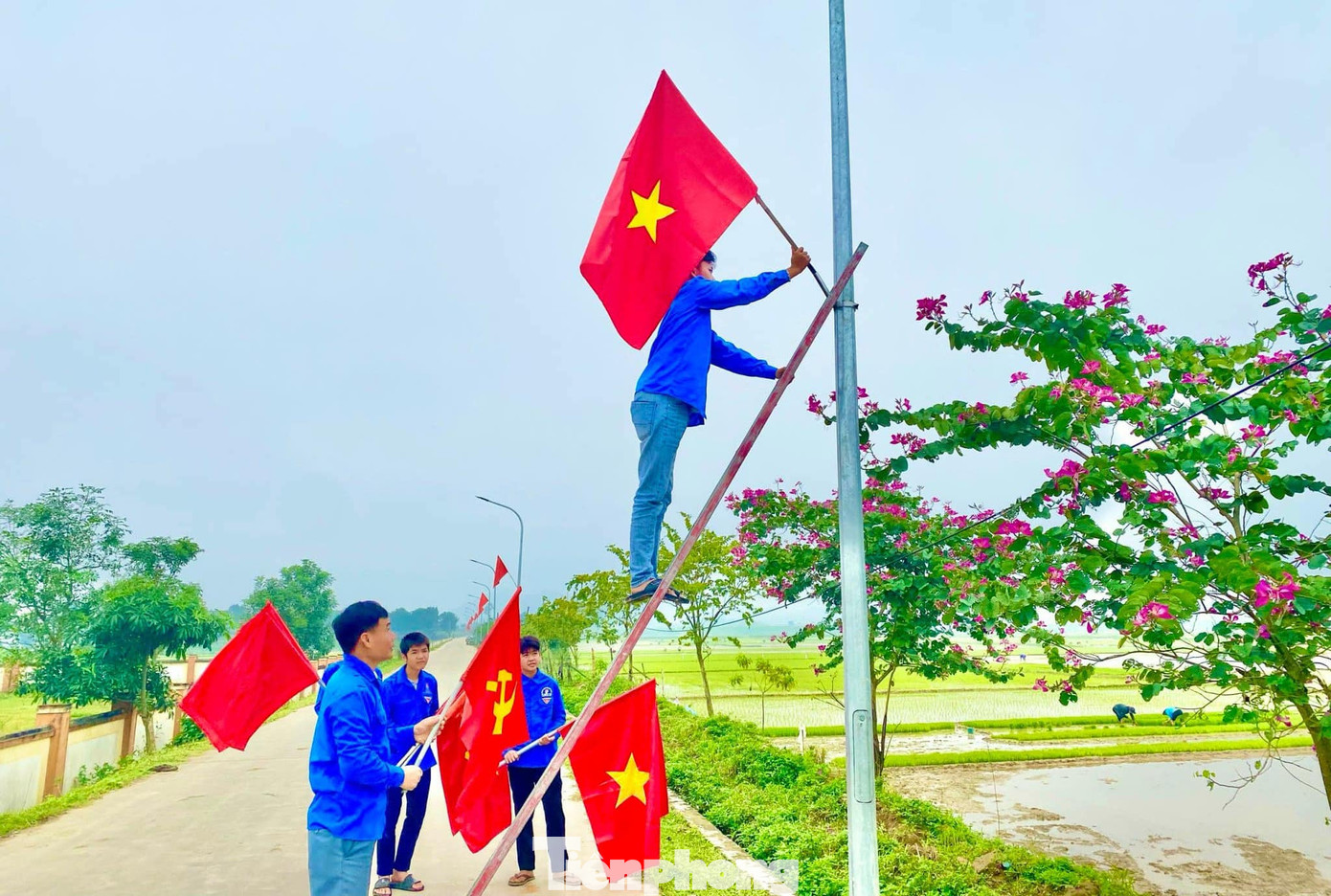 Trao tặng cờ và treo cờ dọc các tuyến đường để làm đẹp làng quê.