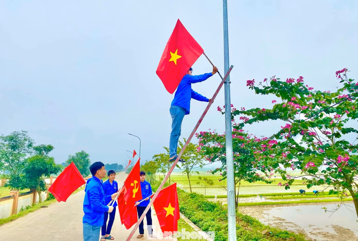 Trao tặng cờ và treo cờ dọc các tuyến đường để làm đẹp làng quê.