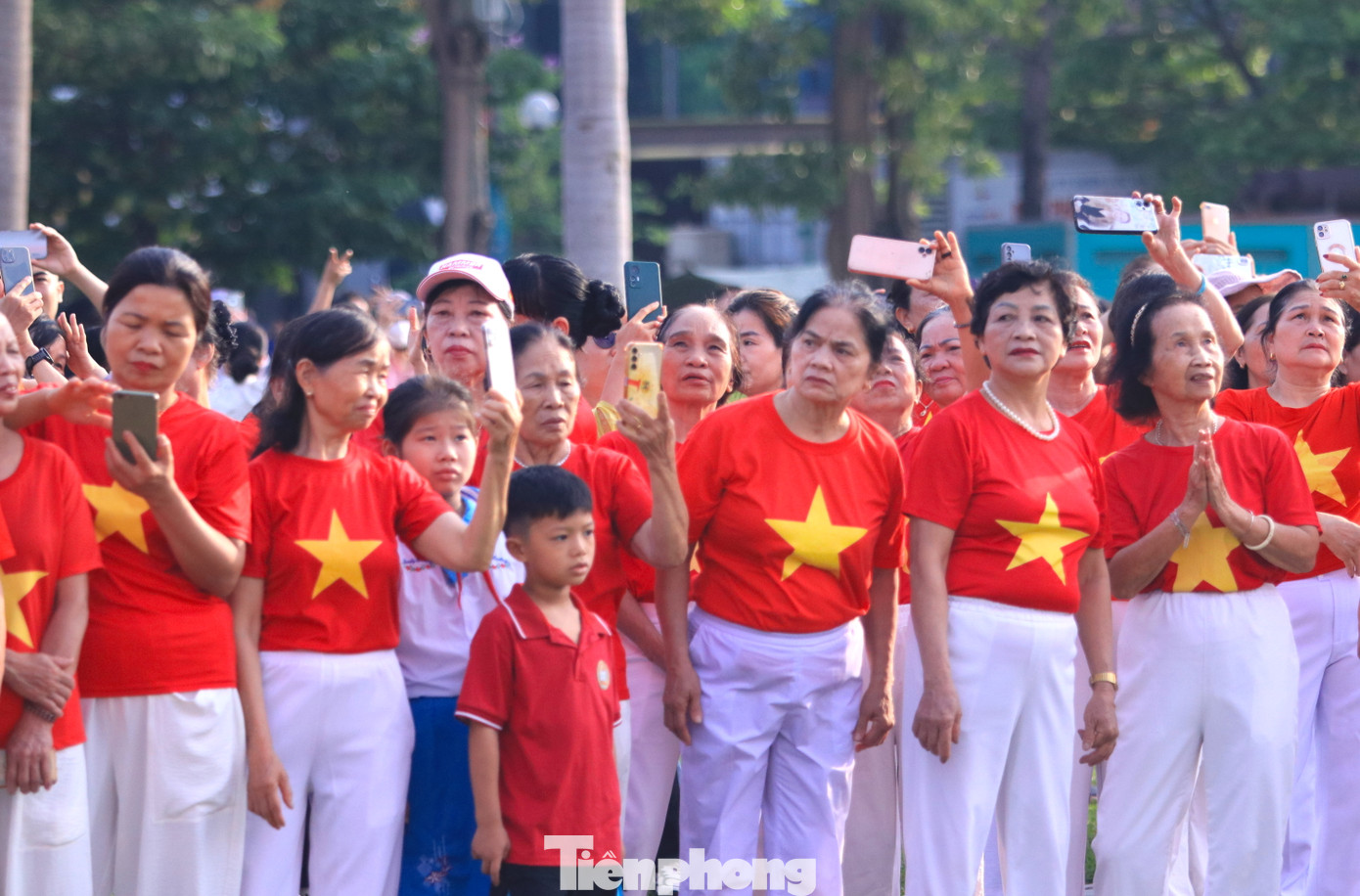 Mọi người tranh thủ chụp hình lưu lại khoảnh khắc đặc biệt với lá đại kỳ Tổ quốc.