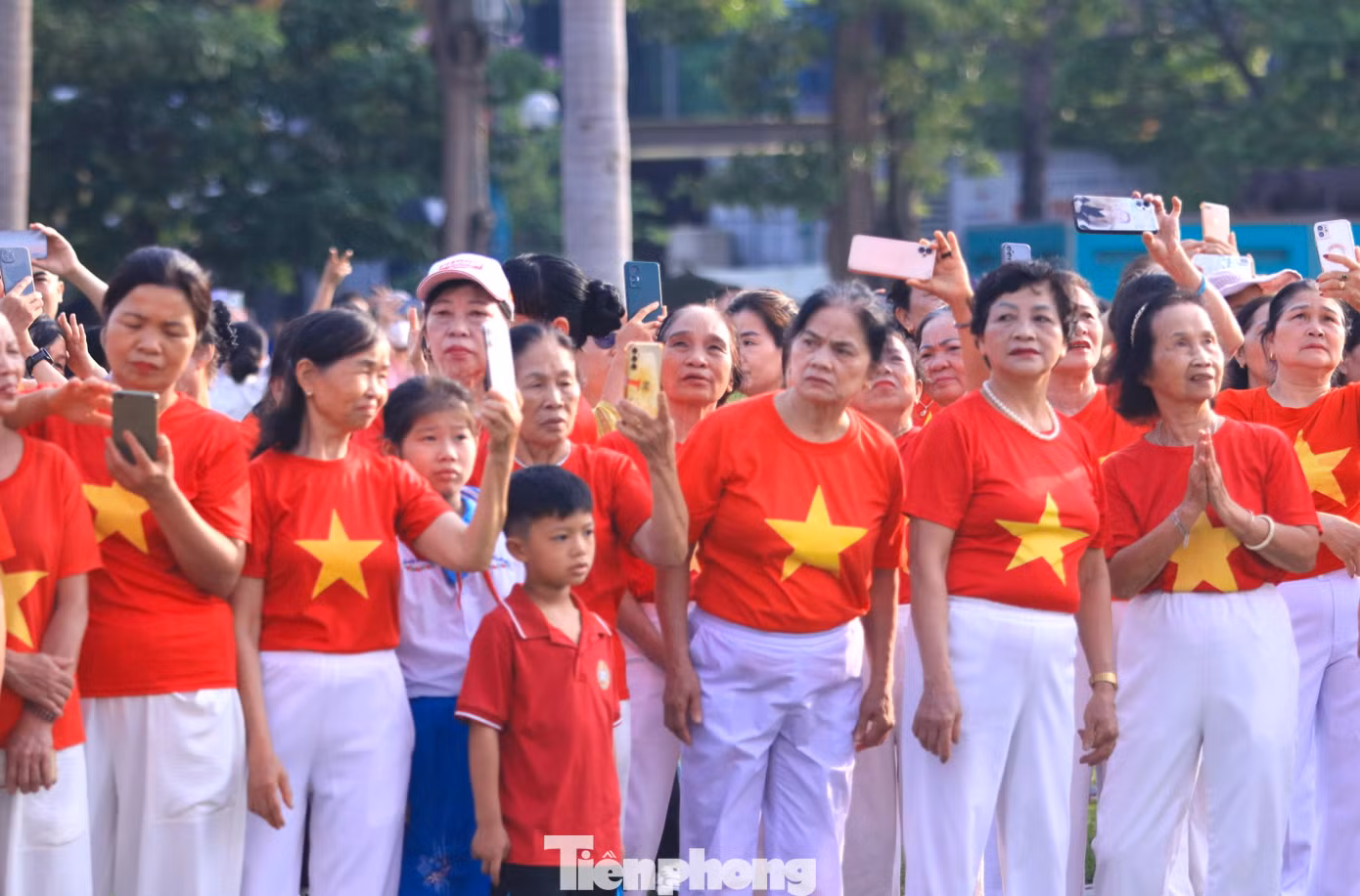 Mọi người tranh thủ chụp hình lưu lại khoảnh khắc đặc biệt với lá đại kỳ Tổ quốc. Mọi người tranh thủ chụp hình lưu lại khoảnh khắc đặc biệt với lá đại kỳ Tổ quốc.