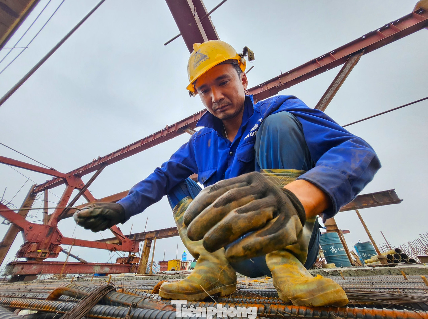 Anh Nguyễn Văn Xuyến (SN 1976, trú tỉnh Hải Dương) cho hay, anh vào làm việc tại công trường từ tháng 7. Hiện công trình yêu cầu đẩy nhanh tiến độ để kịp hoàn thành nên khối lượng công việc cũng nhiều hơn. "Đợt trước nắng nóng nên vất vả hơn. Thời gian này thỉnh thoảng có mưa, thời tiết mát nên cũng đỡ mệt", anh Xuyến nói. Anh Nguyễn Văn Xuyến (SN 1976, trú tỉnh Hải Dương) cho hay, anh vào làm việc tại công trường từ tháng 7. Hiện công trình yêu cầu đẩy nhanh tiến độ để kịp hoàn thành nên khối lượng công việc cũng nhiều hơn. "Đợt trước nắng nóng nên vất vả hơn. Thời gian này thỉnh thoảng có mưa, thời tiết mát nên cũng đỡ mệt", anh Xuyến nói.