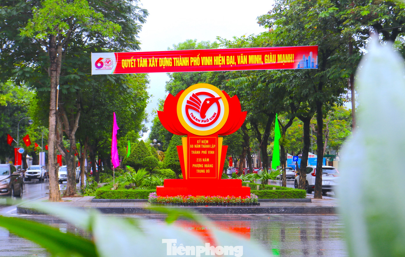 Công tác chỉnh trang đường phố để chào đón ngày lễ lớn được thành phố Vinh chỉ đạo các phường, xã, lực lượng chức năng trên địa bàn thực hiện đồng bộ với nhiều hình thức tuyên truyền đa dạng, đầy màu sắc bắt mắt.