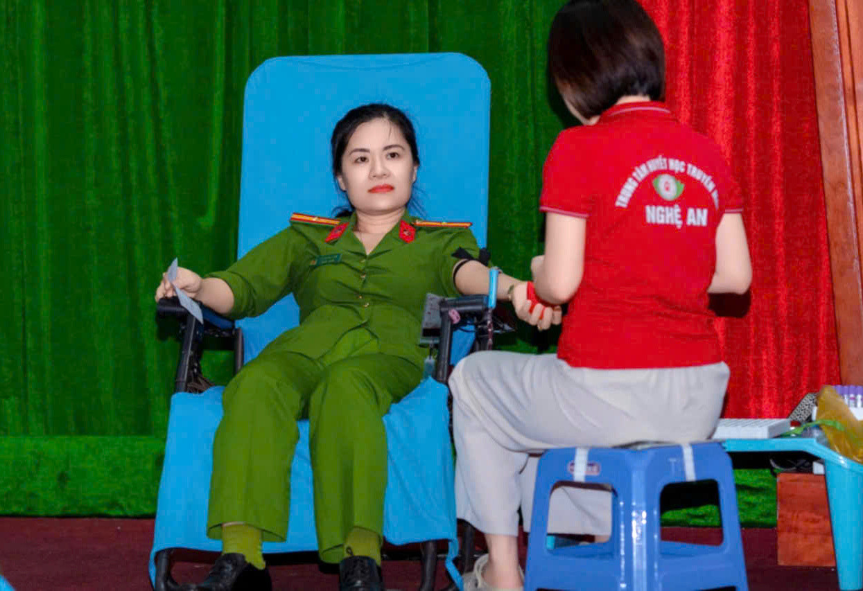 Những "bóng hồng" tại Trại giam số 3 tham gia hiến máu cứu người.