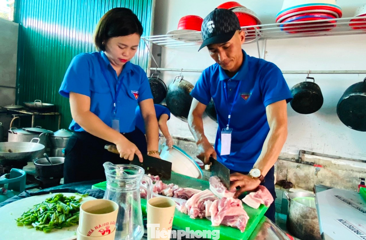 Các đoàn viên cẩn thận chế biến thực phẩm.