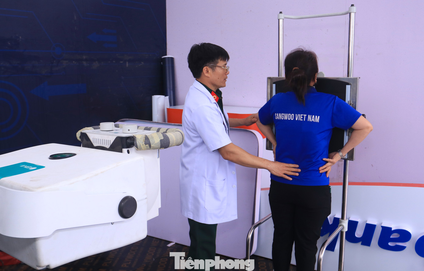 Hệ thống máy chụp X-Quang được bố trí trong khuôn viên chương trình để thăm khám cho thanh niên công nhân. Hệ thống máy chụp X-Quang được bố trí trong khuôn viên chương trình để thăm khám cho thanh niên công nhân.