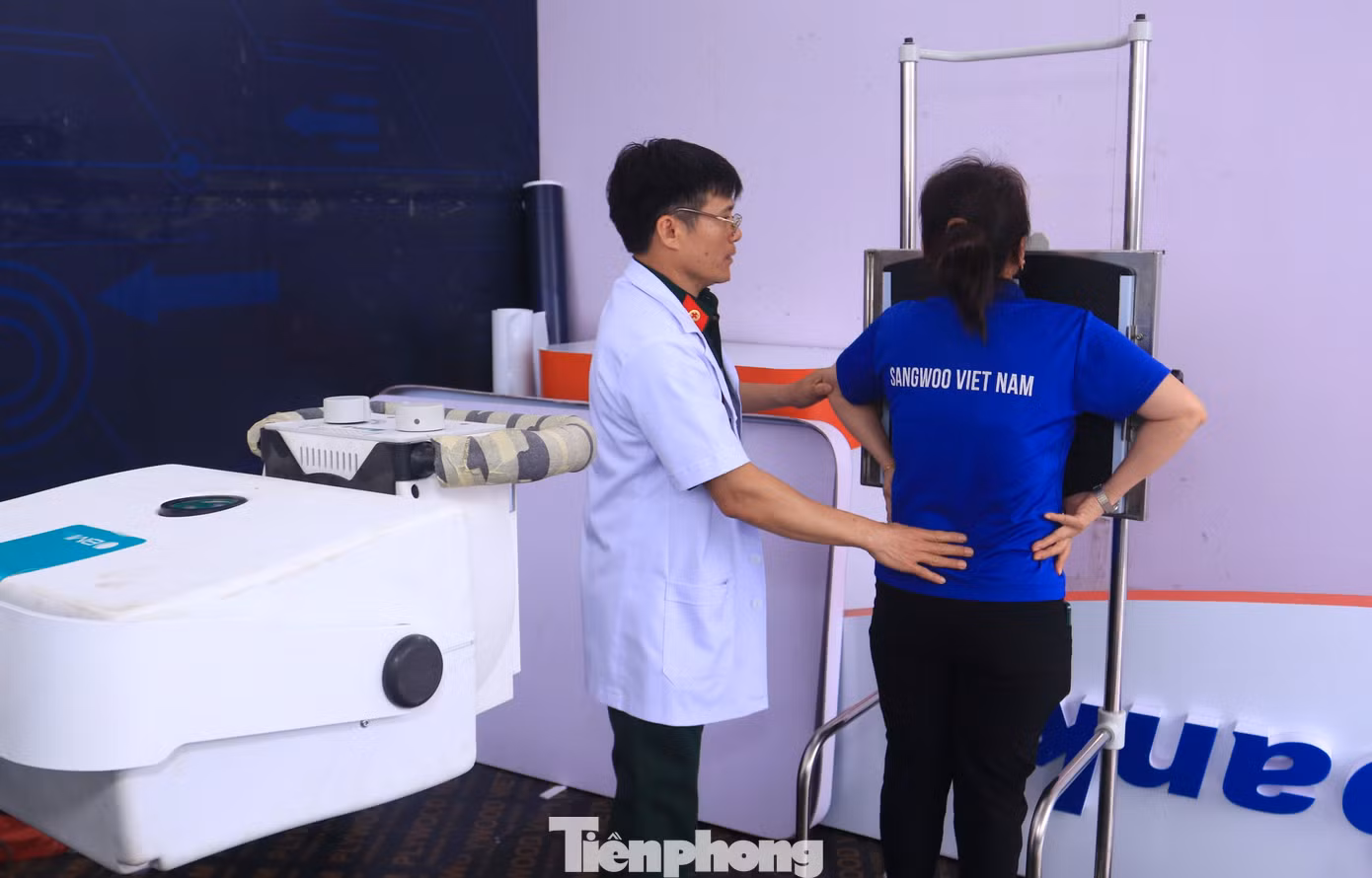 Hệ thống máy chụp X-Quang được bố trí trong khuôn viên chương trình để thăm khám cho thanh niên công nhân.