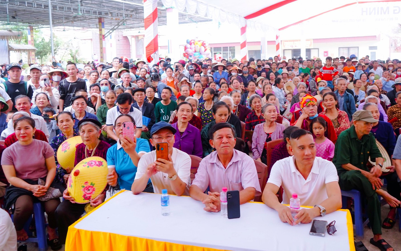 Tuy tuổi còn nhỏ nhưng Nguyễn Cảnh Đạt đã thể hiện được tài năng đánh trống tế đặc biệt, thu hút hàng nghìn người dân và khán giả theo dõi. Tuy tuổi còn nhỏ nhưng Nguyễn Cảnh Đạt đã thể hiện được tài năng đánh trống tế đặc biệt, thu hút hàng nghìn người dân và khán giả theo dõi.