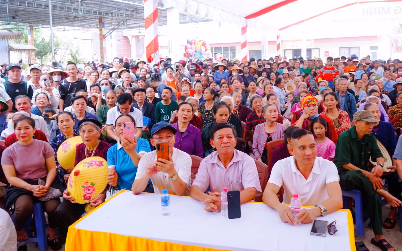 Tuy tuổi còn nhỏ nhưng Nguyễn Cảnh Đạt đã thể hiện được tài năng đánh trống tế đặc biệt, thu hút hàng nghìn người dân và khán giả theo dõi.