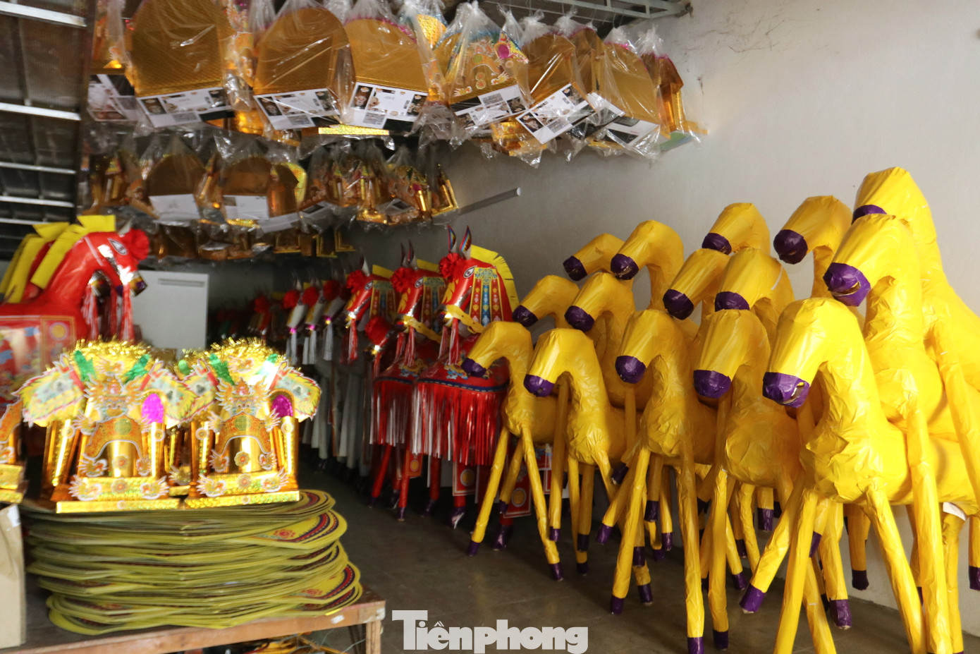 Ở các cơ sở sản xuất vàng mã, ngựa giấy cạnh Đền ông Hoàng Mười luôn có sẵn đầy đủ các mặt hàng phục vụ khách. Ở các cơ sở sản xuất vàng mã, ngựa giấy cạnh Đền ông Hoàng Mười luôn có sẵn đầy đủ các mặt hàng phục vụ khách.