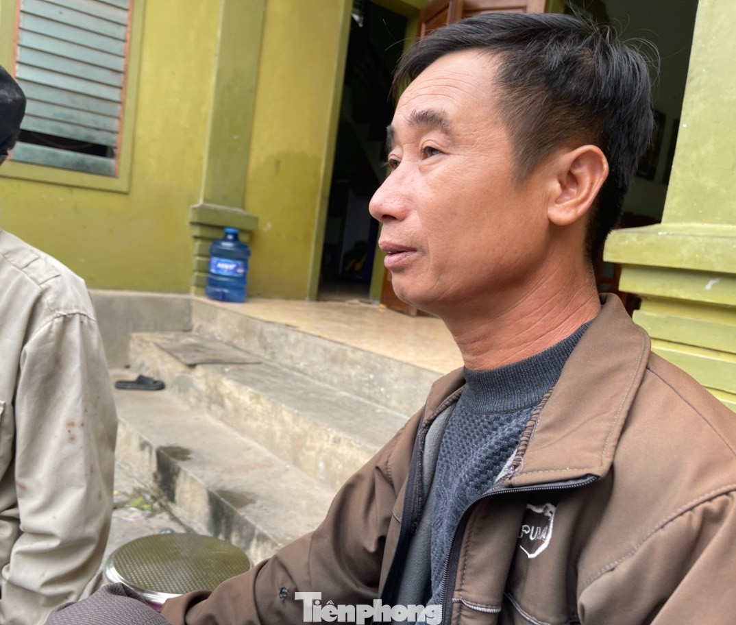 Ông Đậu Đức Trung (cậu ruột của bố cháu Phúc An) cho biết, khi tìm thấy, cháu Phúc An tỉnh táo nhưng tinh thần hoảng sợ, khóc nhiều. Ông Đậu Đức Trung (cậu ruột của bố cháu Phúc An) cho biết, khi tìm thấy, cháu Phúc An tỉnh táo nhưng tinh thần hoảng sợ, khóc nhiều.