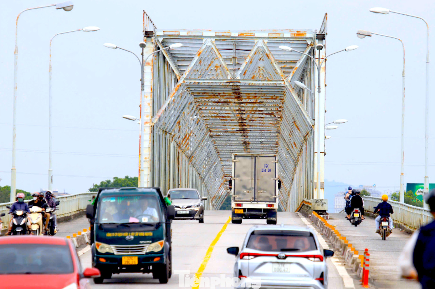 Sau khi sáp nhập vào thành phố Vinh (Nghệ An), người dân 11 phường, xã đã kiến nghị được giảm giá vé qua cầu Bến Thủy 1.