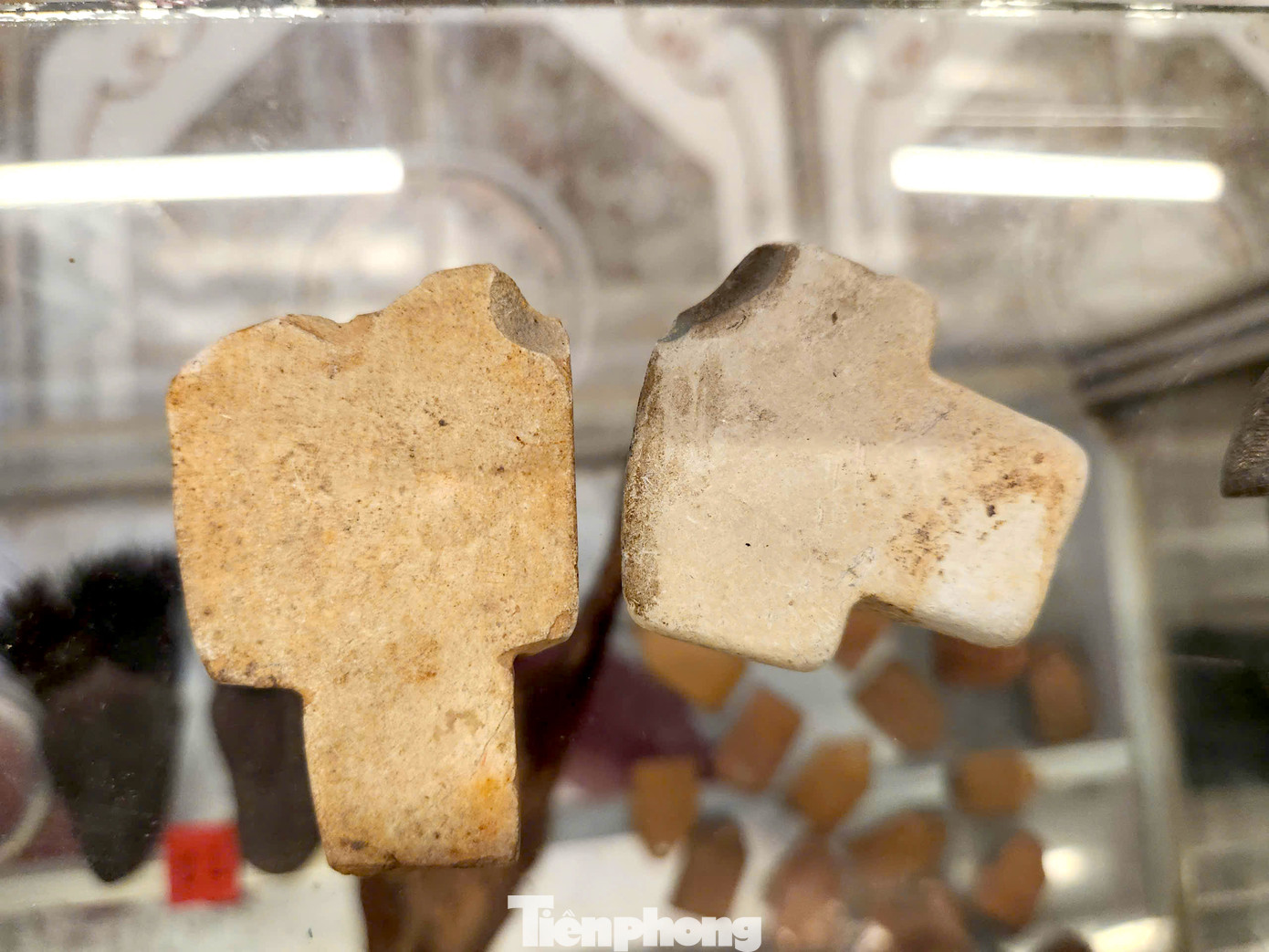 Những chiếc rìu đá của người tiền sử cũng có trong bảo tàng.