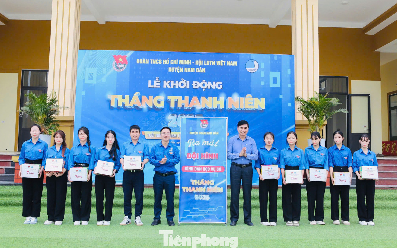 Tại Lễ khởi động Tháng Thanh niên 2025, Ban Thường vụ Huyện Đoàn Nam Đàn đã ra mắt và trao tặng 10 suất quà động viên Đội hình bình dân học vụ số. Tại Lễ khởi động Tháng Thanh niên 2025, Ban Thường vụ Huyện Đoàn Nam Đàn đã ra mắt và trao tặng 10 suất quà động viên Đội hình bình dân học vụ số.
