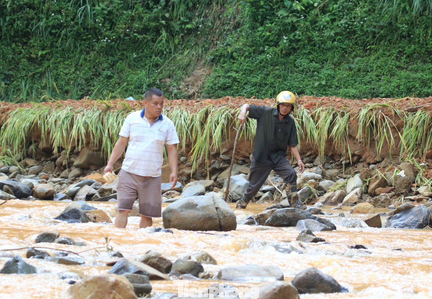 5 ngày qua, ông Hoàng Văn Luận (50 tuổi, áo trắng) và ông Lý Xuân Tứ (65 tuổi) lại cùng nhau cầm theo chiếc gậy lội dọc con suối Khuổi Ngọa để tìm kiếm nạn nhân Nông Thị Dương đang mất tích. 5 ngày qua, ông Hoàng Văn Luận (50 tuổi, áo trắng) và ông Lý Xuân Tứ (65 tuổi) lại cùng nhau cầm theo chiếc gậy lội dọc con suối Khuổi Ngọa để tìm kiếm nạn nhân Nông Thị Dương đang mất tích.