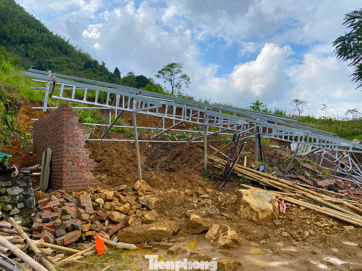 Một căn nhà tại xã Vũ Nông (huyện Nguyên Bình, Cao Bằng) bị lượng lớn đất đá trên núi sạt lở đè sập.