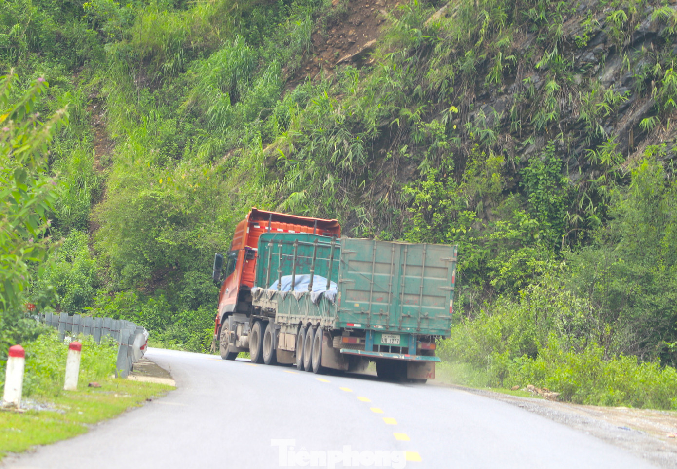 Tuyến đường quốc lộ 7 có mặt đường khá hẹp, nhiều đoạn khúc quanh co. Trong khi xe chở quặng là những xe đầu kéo có kích thước lớn và dài. Mỗi khi xe chạy, toàn bộ làn đường bị chiếm trọn. Những xe này chở nặng nhưng đi với tốc độ khá nhanh khiến các phương tiện, người đi đường cảm thấy bất an.