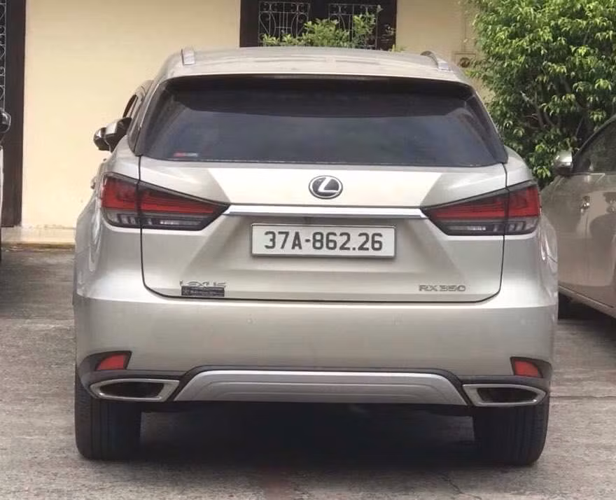 Chiếc xe sang của Nguyễn Thúy Quỳnh dù đã bị kê biên nhưng vẫn được sử dụng và xuất hiện ở Hà Nội khiến các nạn nhân bức xúc. Chiếc xe sang của Nguyễn Thúy Quỳnh dù đã bị kê biên nhưng vẫn được sử dụng và xuất hiện ở Hà Nội khiến các nạn nhân bức xúc.
