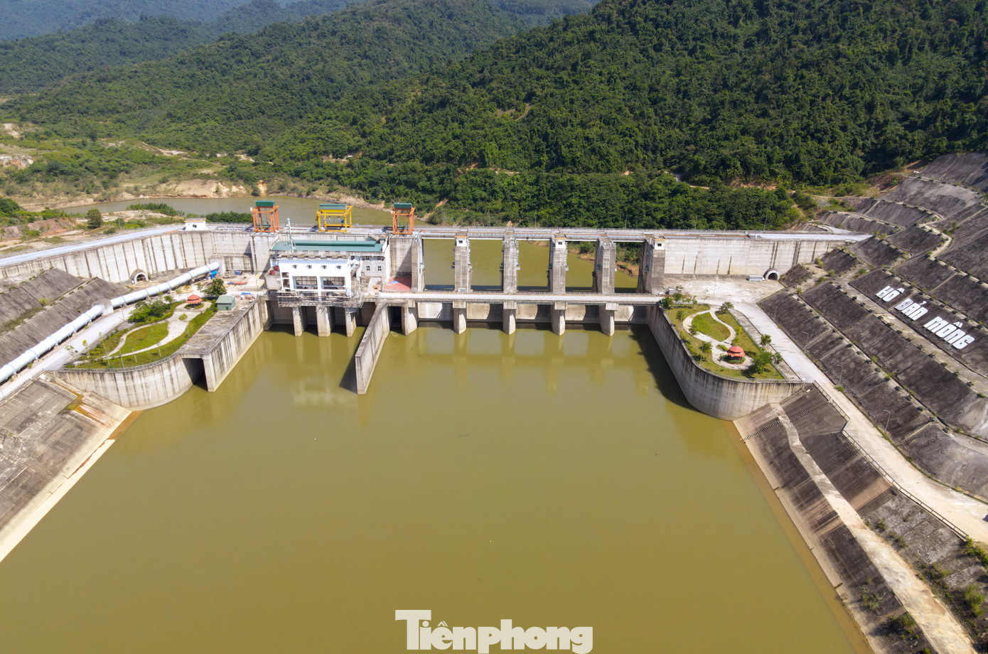 Theo thiết kế, lòng hồ rộng 25 km2, chủ yếu nằm tại các huyện Quỳ Châu, Quỳ Hợp, Nghĩa Đàn (tỉnh Nghệ An) và một phần thuộc huyện Như Xuân (Thanh Hóa) với sức chứa 225 triệu m3 nước.