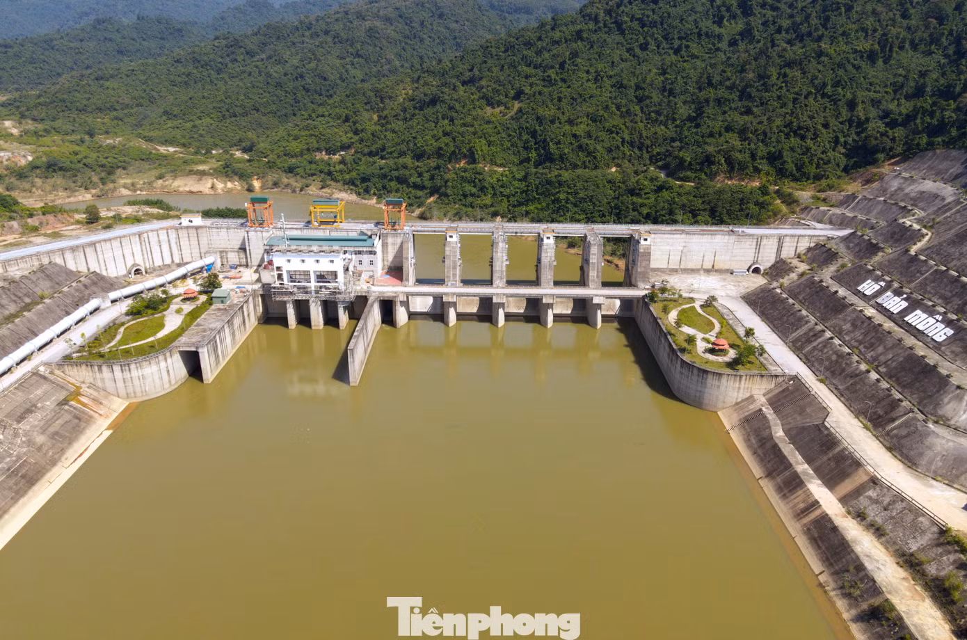 Theo thiết kế, lòng hồ rộng 25 km2, chủ yếu nằm tại các huyện Quỳ Châu, Quỳ Hợp, Nghĩa Đàn (tỉnh Nghệ An) và một phần thuộc huyện Như Xuân (Thanh Hóa) với sức chứa 225 triệu m3 nước.