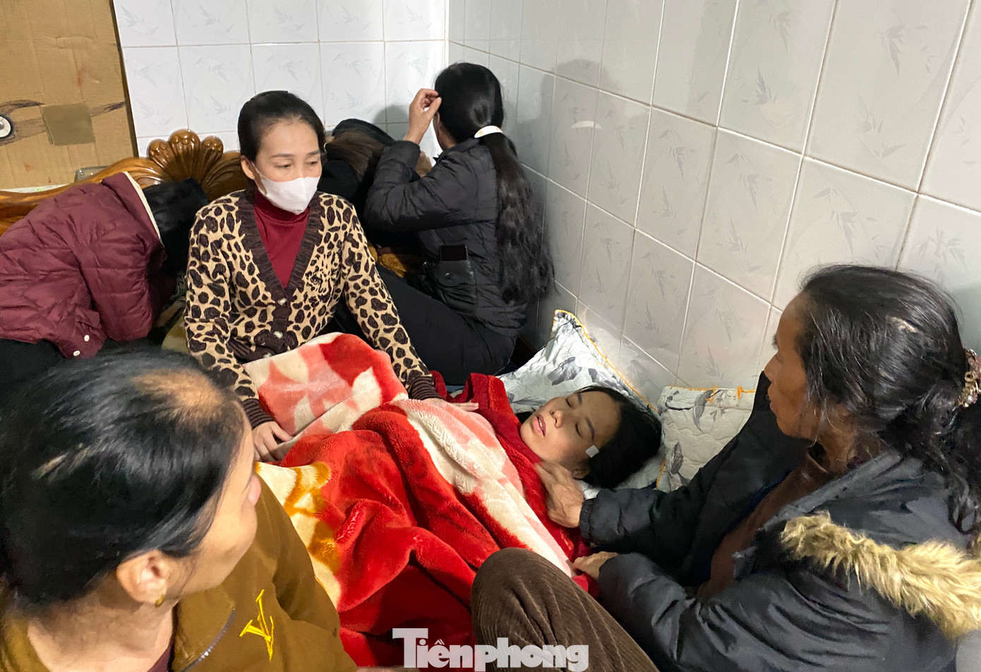 Từ khi nhận tin con gặp nạn, bà Dung gục ngã, nằm một chỗ trên giường.