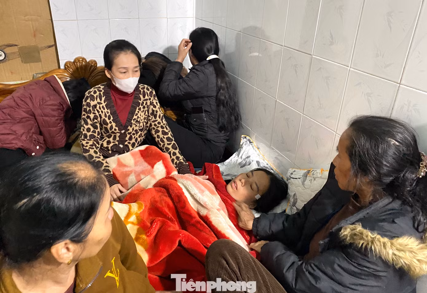 Từ khi nhận tin con gặp nạn, bà Dung gục ngã, nằm một chỗ trên giường.