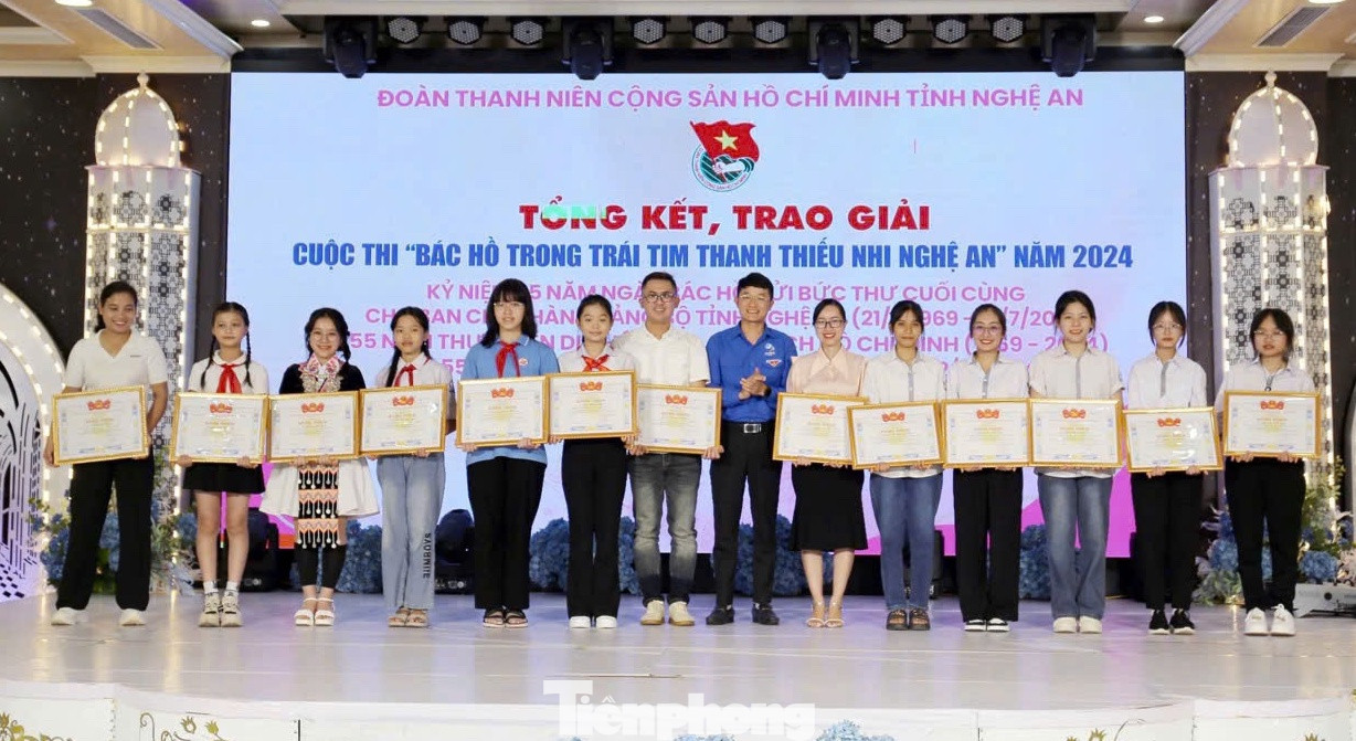 Ban tổ chức trao giải Nhì cho các tác giả, nhóm tác giả.