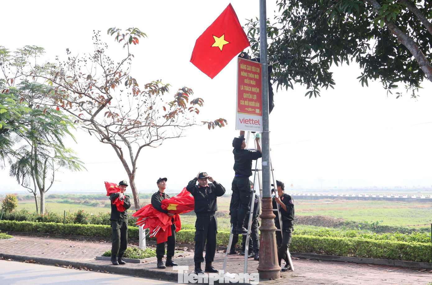 Cùng thời điểm này, các cán bộ chiến sĩ, đoàn viên thanh niên Trung đoàn đã thực hiện công trình thanh niên “Đường cờ Tổ quốc” dài 3km hướng từ Quốc lộ 46 vào đến Khu di tích Kim Liên.