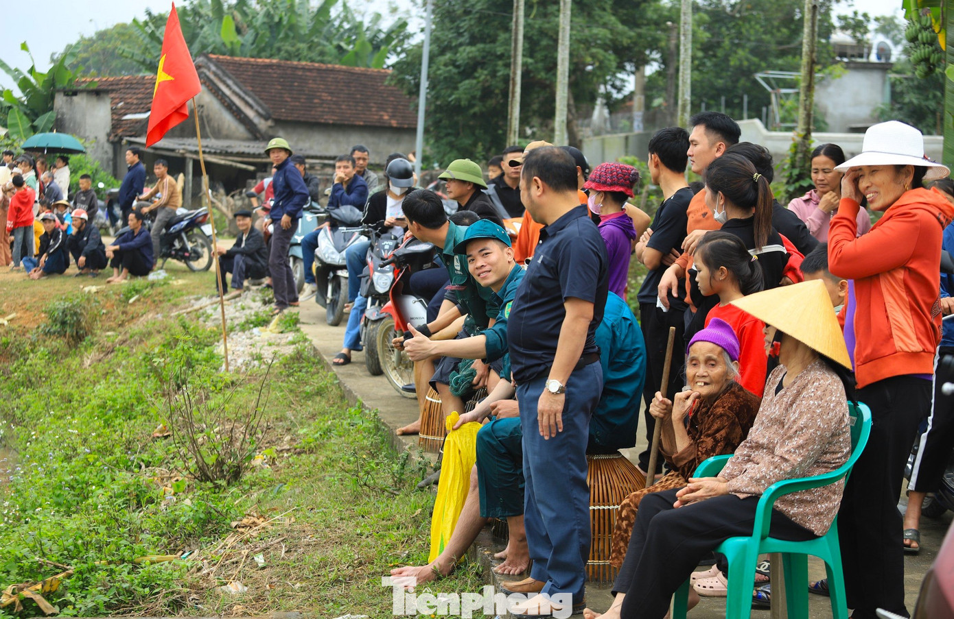 Lễ hội Nơm Cá Ao Sen được tổ chức từ 8h ngày 31/12/2024 đến 12h cùng ngày sẽ kết thúc. Mỗi người tham gia sẽ mua vé với lệ phí 150 nghìn đồng. Ngay từ sáng sớm, cả nghìn người đã tập trung về Ao Sen để chuẩn bị tham gia lễ hội.