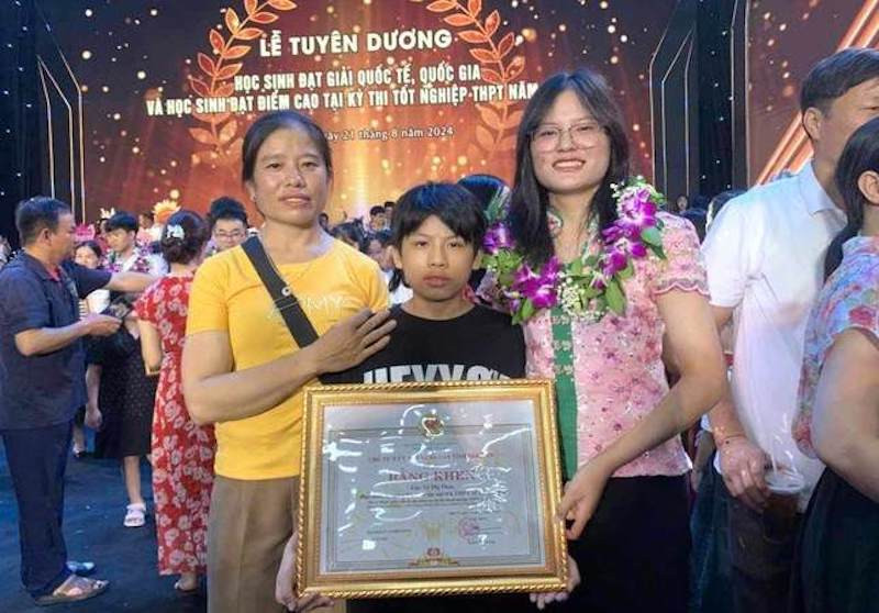 Vi Thị Thảo là người đầu tiên của bản nghèo vùng biên xứ Nghệ đỗ ngành Bác sĩ đa khoa, Trường Đại học Y Hà Nội phân hiệu Thanh Hóa.