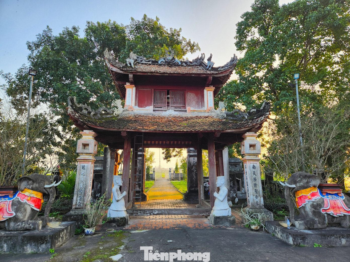 Đền Cả có nhiều hạng mục như tam quan, nghi môn, tả vu, hữu vu, bái đường, thượng điện. Trong đó nghi môn là công trình độc đáo nhất. Từ ngoài đi vào, nghi môn là công trình thứ 2, đứng sau tam quan. Nghi môn đền Cả uy nghi tráng lệ kiểu lầu gác cung đình.