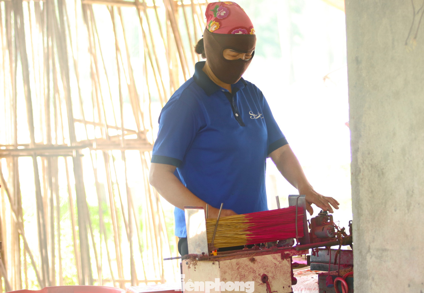 Dịp Tết này, bà Nguyễn Thị Phúc (53 tuổi, trú xã Nghi Trường) lại đến làm thuê cho các cơ sở hương trên địa bàn xã. Mỗi ngày, bà Phúc sản xuất được hàng nghìn que hương và nhận về từ 260 nghìn đến 300 nghìn đồng/1 ngày.