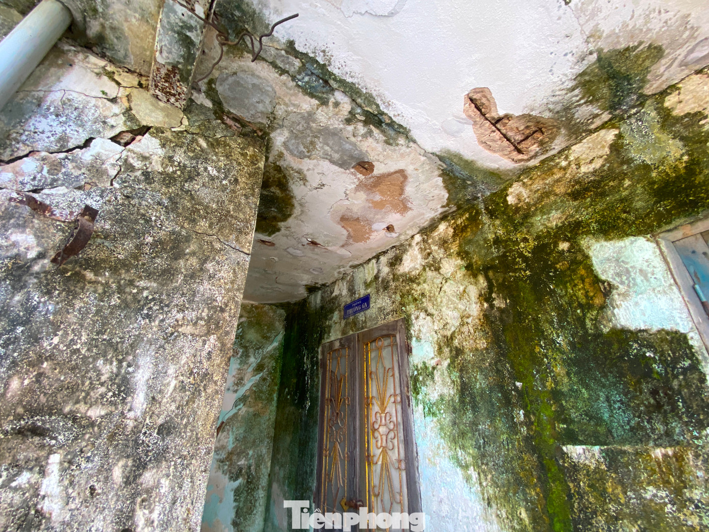 Hệ thống nhà ga bị nứt nẻ, xập xệ.