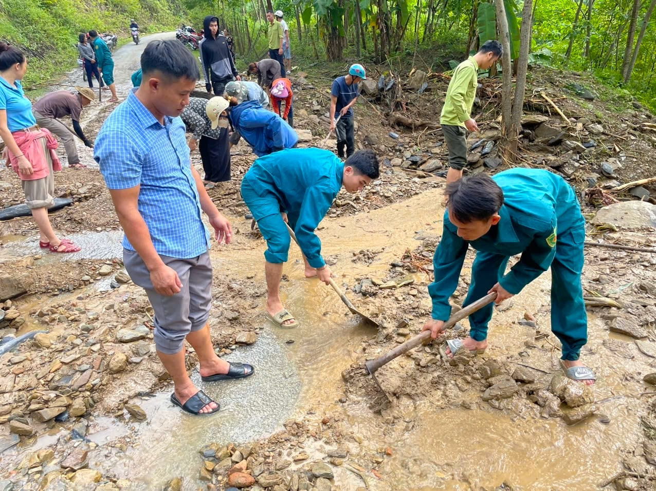 Ông Nguyễn Văn Hòe - Chánh Văn phòng UBND huyện Tương Dương cho biết: ngay sau khi trận lũ ống xảy ra, huyện đã cử lực lượng công an, quân sự vào hiện trường để hỗ trợ người dân dọn dẹp. Đồng thời huy động máy móc để san gạt các điểm đất đá vùi lấp đường. Lực lượng y tế cũng đã được huy động vào khu vực xảy ra lũ ống để xử lý nguồn nước cho người dân sinh hoạt. “Lực lượng chức năng của huyện và các xã vẫn đang khẩn trương hỗ trợ người dân khắc phục hậu quả của trận lũ ống gây ra”, ông Nguyễn Văn Hòe nói.