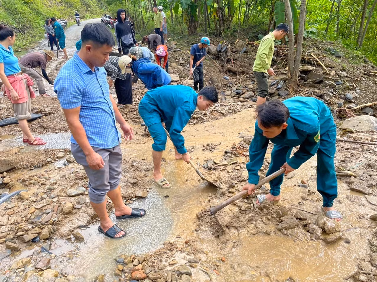 Ông Nguyễn Văn Hòe - Chánh Văn phòng UBND huyện Tương Dương cho biết: ngay sau khi trận lũ ống xảy ra, huyện đã cử lực lượng công an, quân sự vào hiện trường để hỗ trợ người dân dọn dẹp. Đồng thời huy động máy móc để san gạt các điểm đất đá vùi lấp đường. Lực lượng y tế cũng đã được huy động vào khu vực xảy ra lũ ống để xử lý nguồn nước cho người dân sinh hoạt. “Lực lượng chức năng của huyện và các xã vẫn đang khẩn trương hỗ trợ người dân khắc phục hậu quả của trận lũ ống gây ra”, ông Nguyễn Văn Hòe nói.