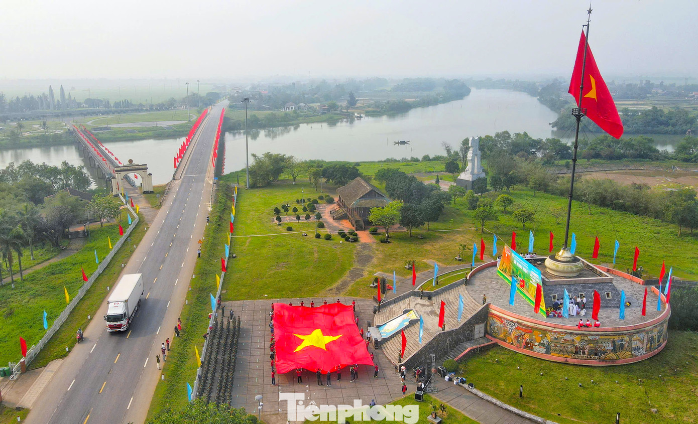 Lá cờ tung bay phấp phới tại Khu Di tích Quốc gia đặc biệt đôi bờ Hiền Lương - Bến Hải (tỉnh Quảng Trị). Lá cờ tung bay phấp phới tại Khu Di tích Quốc gia đặc biệt đôi bờ Hiền Lương - Bến Hải (tỉnh Quảng Trị).